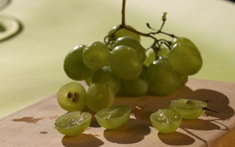 sharpening mask with grapes